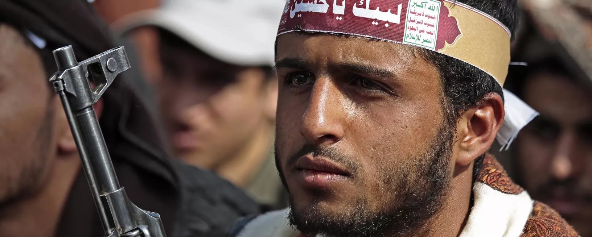 A supporter of Yemen's Shiite Houthi rebels, wears a bandana with with an Arabic inscription that reads, at your service [Imam] Hussein, as he attends festivities marking the holy day of Ashoura, in Sanaa, Yemen, Thursday, Aug. 19, 2021. - Sputnik International, 1920, 21.10.2024