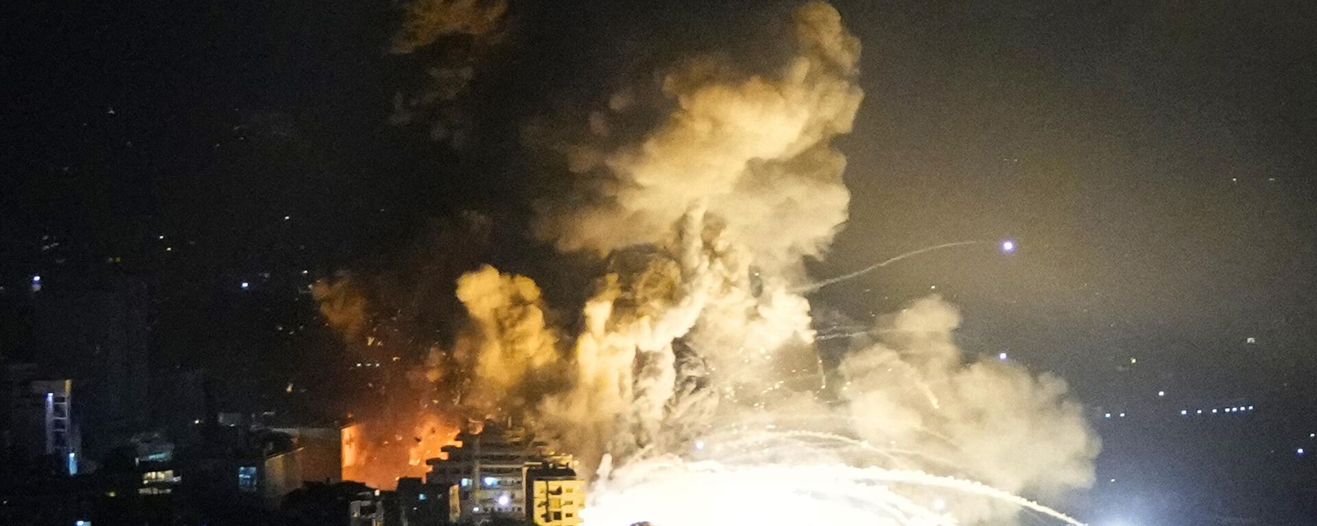 Smoke rises from Israeli airstrikes in Beirut's southern suburbs, Lebanon, Saturday, Sept. 28, 2024. - Sputnik International, 1920, 06.10.2024