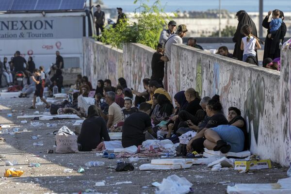 Families sit on the ground in Martyrs&#x27; Square after fleeing IDF airstrikes in Beirut. - Sputnik International