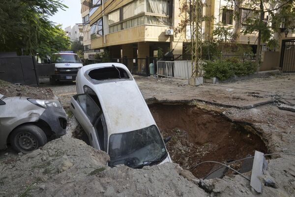 A car sits in a crater. - Sputnik International