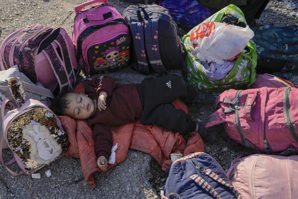 A child sleeps on the ground in Beirut&#x27;s Martyrs&#x27; Square after fleeing Israeli airstrikes in the southern suburb of Dahiyeh. - Sputnik International