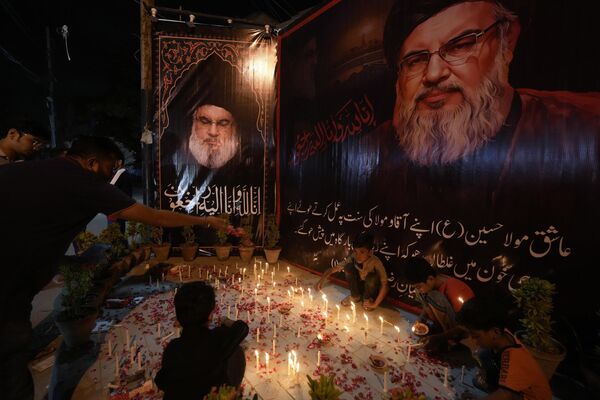 Muslims in Pakistan light candles during a protest against the killing of Nasrallah. - Sputnik International