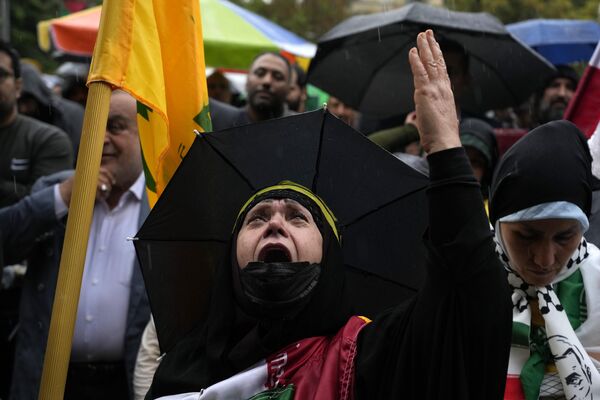 An Iranian woman cries during a gathering in support of Lebanon&#x27;s militant Hezbollah group at the Felestin Square. - Sputnik International