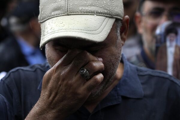 An Iranian demonstrator weeps during a gathering in support of Hezbollah at the Felestin Square in central Tehran, Iran. - Sputnik International