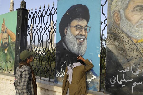 Yemenis stand in front of a Nasrallah&#x27;s portrait, in Sanaa, Yemen. - Sputnik International