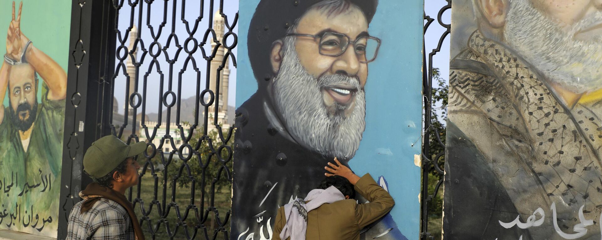 Yemenis stand in front of a portrait of Hezbollah leader Hassan Nasrallah in Sanaa, Yemen - Sputnik International, 1920, 29.09.2024