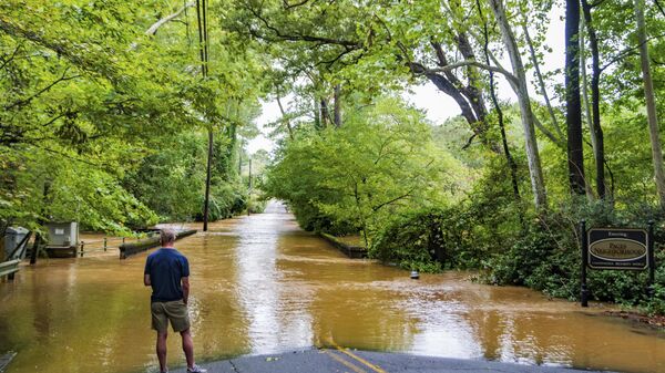 A patron looks at the flooding from Hurricane Helene in the Paces neighborhood, Friday, Sept 27, 2024, in Atlanta. (AP Photo/Jason Allen) - Sputnik International