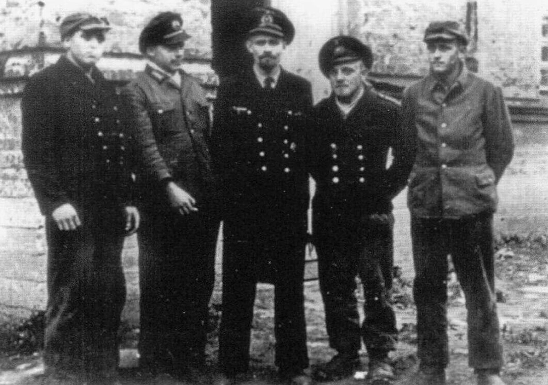 Five of the six surviving U-250 submariners. In the middle stands the boat's commander, Lieutenant Commander Werner-Karl Schmidt. - Sputnik International, 1920, 30.09.2024