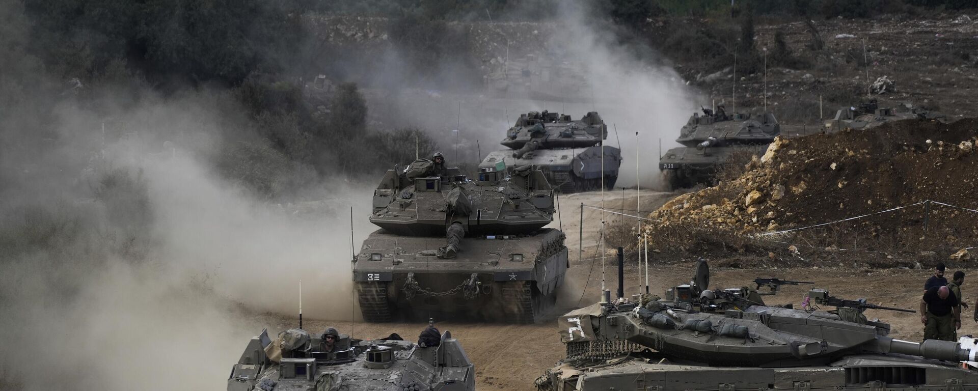 Israeli army tanks manoeuvre in a staging area in northern Israel near the Israel-Lebanon border, Tuesday, Oct. 1, 2024.  - Sputnik International, 1920, 01.10.2024