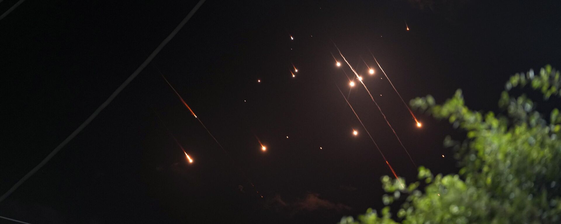 Missiles launched from Iran towards Israel streak across the night sky as seen from Deir al-Balah, Gaza Strip, Tuesday, Oct. 1, 2024 - Sputnik International, 1920, 02.10.2024