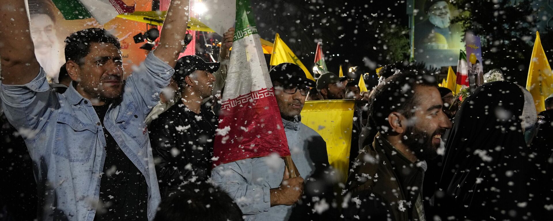 Demonstrators cheer as artificial snow sprayed in an anti-Israeli gathering celebrating Iran's missile strike against Israel, at Felestin (Palestine) Sq. in Tehran, Iran, Tuesday, Oct. 1, 2024 - Sputnik International, 1920, 02.10.2024