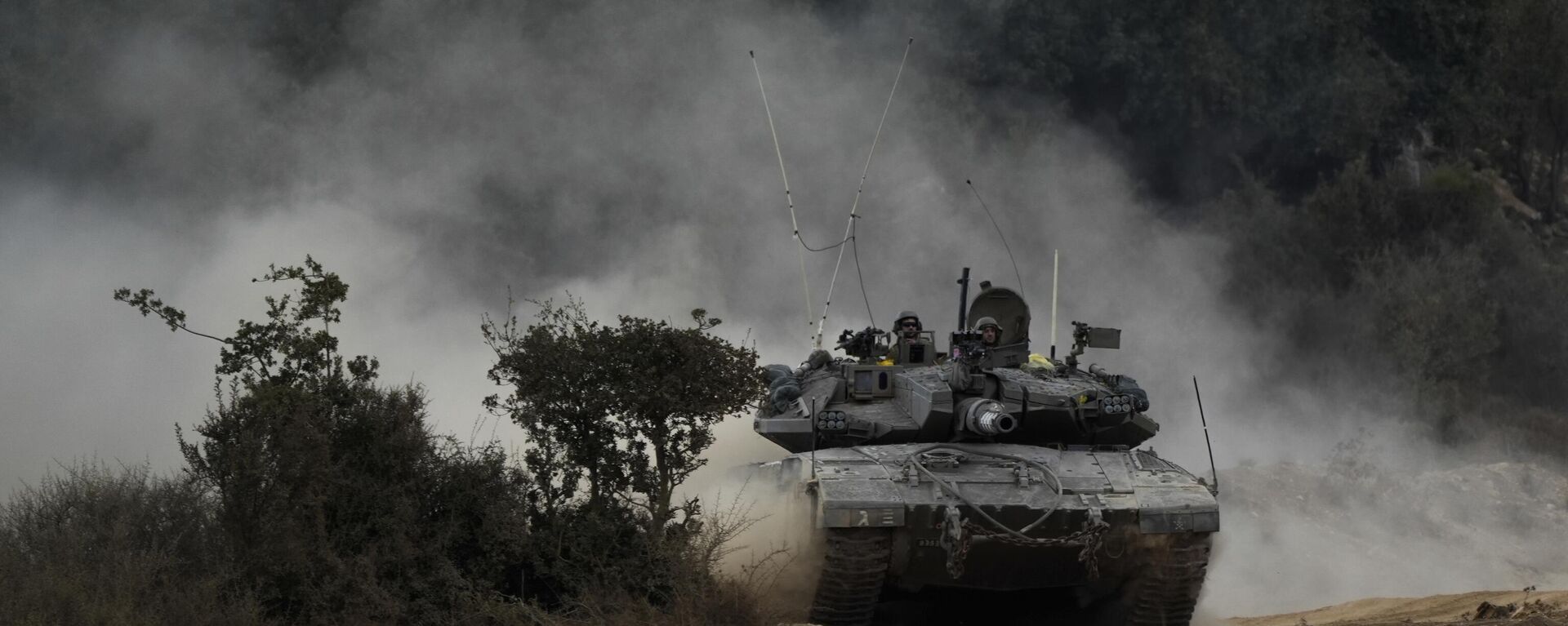 Israeli army tanks maneuver in a staging area in northern Israel near the Israel-Lebanon border, Tuesday, Oct. 1, 2024.  - Sputnik International, 1920, 02.10.2024