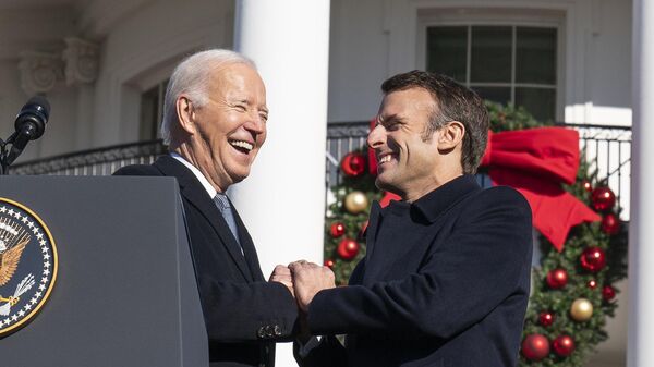 President Joe Biden welcomes French President Emmanuel Macron, right, during a State Arrival Ceremony on the South Lawn of the White House in Washington, Thursday, Dec. 1, 2022.  - Sputnik International