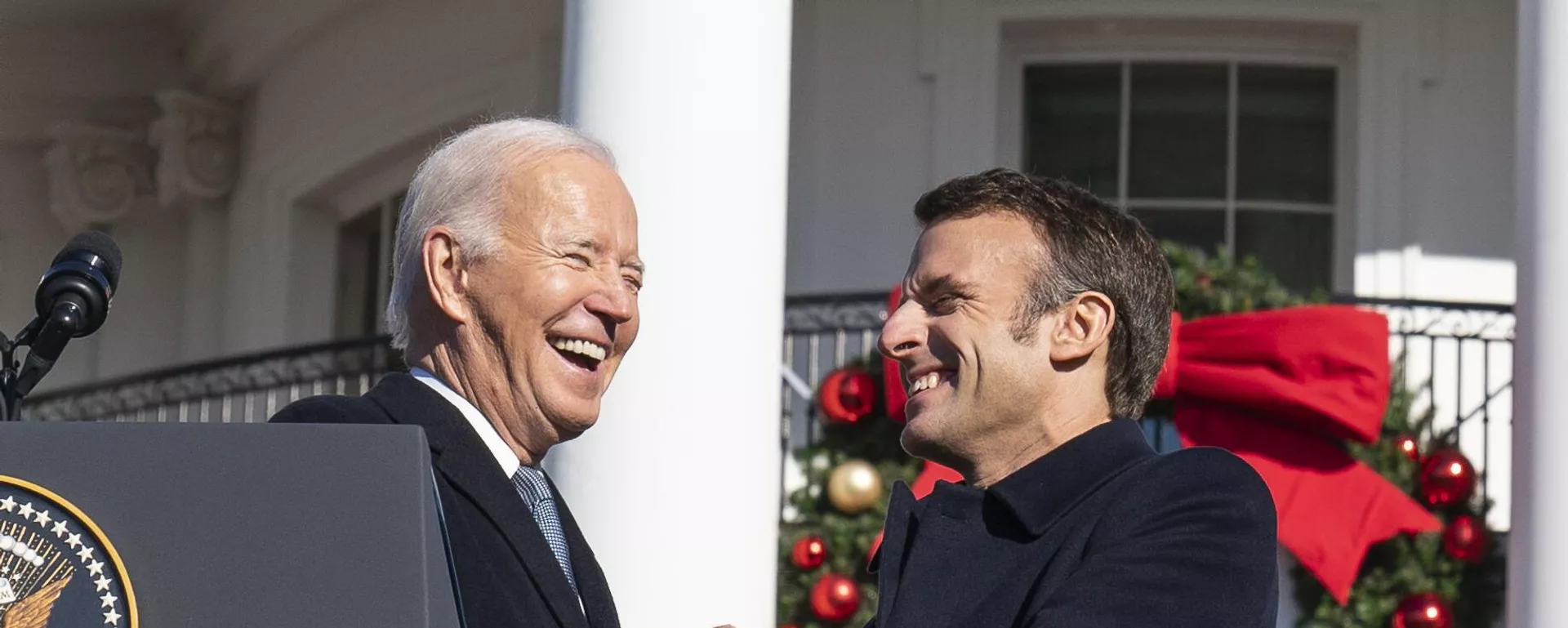 President Joe Biden welcomes French President Emmanuel Macron, right, during a State Arrival Ceremony on the South Lawn of the White House in Washington, Thursday, Dec. 1, 2022.  - Sputnik International, 1920, 09.10.2024