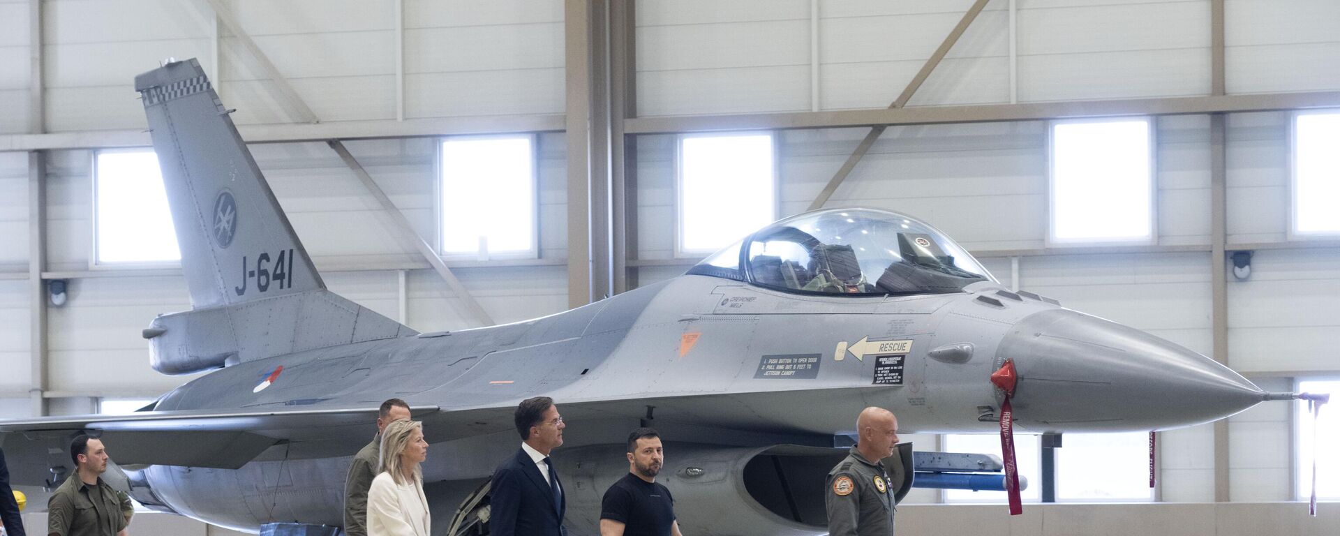 Volodymyr Zelensky, second right, and Dutch caretaker Prime Minister Mark Rutte, center, look at F-16 fighter jets in Eindhoven, Netherlands, on Aug. 20, 2023.  - Sputnik International, 1920, 03.10.2024