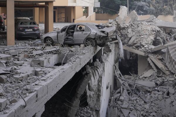 A destroyed car at the site of an Israeli airstrike. - Sputnik International