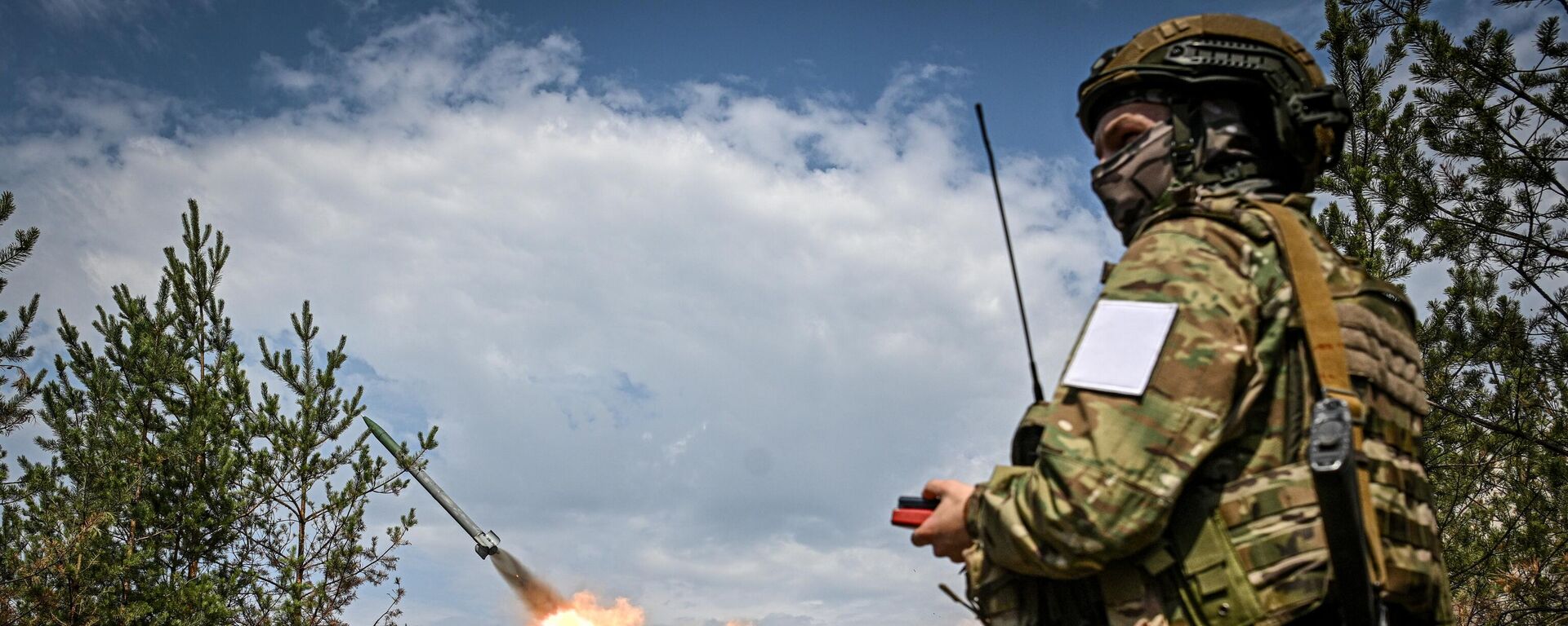 Russian servicemen of the 20th Red Banner Guards Combined Arms Army fire a BM-27 9K57 Uragan (Hurricane) multiple launch rocket system towards Ukrainian positions - Sputnik International, 1920, 11.08.2025