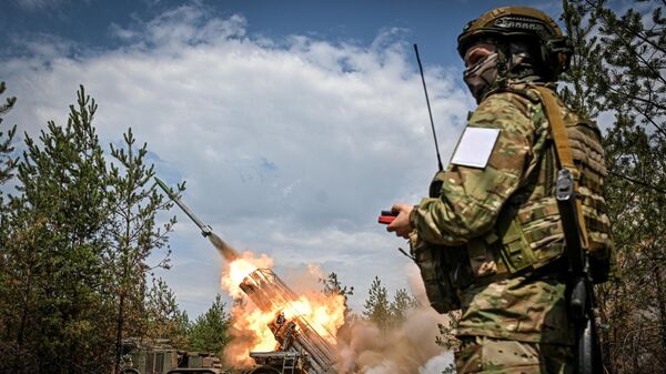 Russian servicemen of the 20th Red Banner Guards Combined Arms Army fire a BM-27 9K57 Uragan (Hurricane) multiple launch rocket system towards Ukrainian positions - Sputnik International