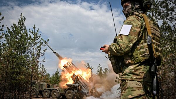 Russian servicemen of the 20th Red Banner Guards Combined Arms Army fire a BM-27 9K57 Uragan (Hurricane) multiple launch rocket system towards Ukrainian positions - Sputnik International