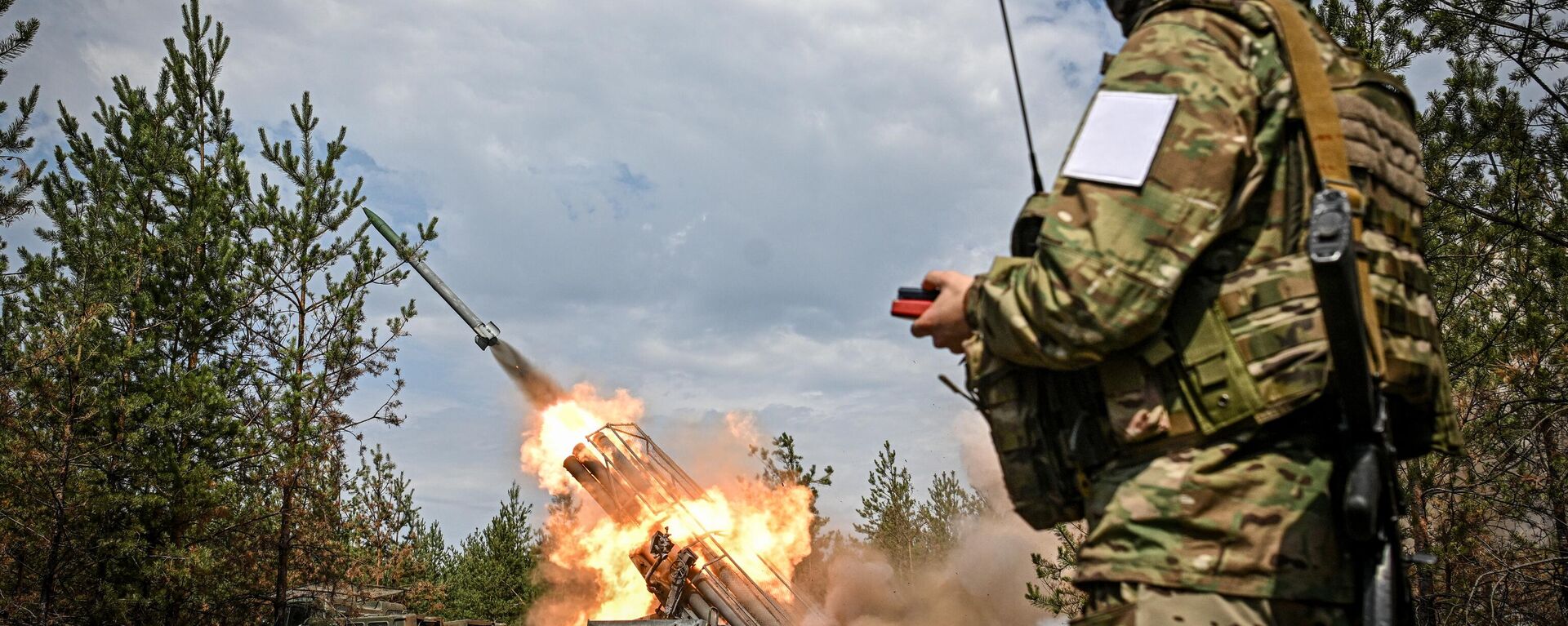 Russian servicemen of the 20th Red Banner Guards Combined Arms Army fire a BM-27 9K57 Uragan (Hurricane) multiple launch rocket system towards Ukrainian positions - Sputnik International, 1920, 03.10.2024