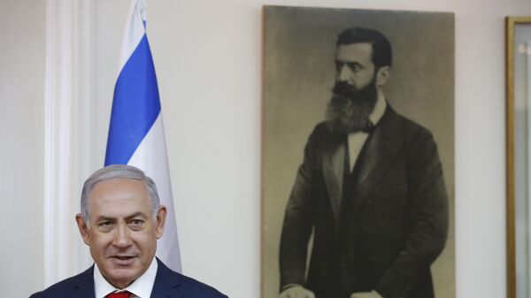 Israeli Prime Minister Benjamin Netanyahu next to a picture of the founder of the State of Israel, Binyamin Zeev Herzl ahead of his meeting with Japanese Prime Minister Shinzo Abe, at the Prime Minister's Office in Jerusalem Wednesday, May 2, 2018 - Sputnik International