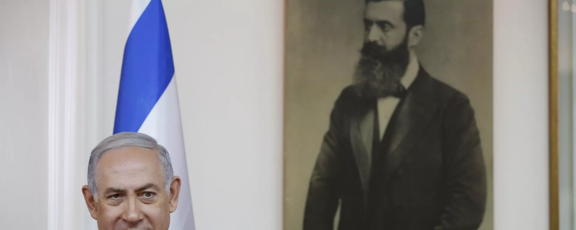 Israeli Prime Minister Benjamin Netanyahu next to a picture of the founder of the State of Israel, Binyamin Zeev Herzl ahead of his meeting with Japanese Prime Minister Shinzo Abe, at the Prime Minister's Office in Jerusalem Wednesday, May 2, 2018 - Sputnik International, 1920, 21.11.2024