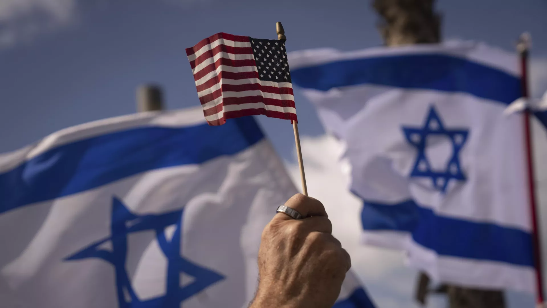 Israelis opposed to a contentious government plan to overhaul the judiciary wave Israeli and U.S. flags during a protest in support of U.S. President Joe Biden, who criticized the plan this week, outside of the U.S. Embassy Branch Office in Tel Aviv, Israel, Thursday, March 30, 2023 - Sputnik International, 1920, 04.10.2024