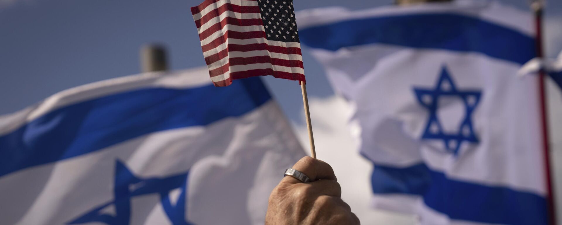 Israelis opposed to a contentious government plan to overhaul the judiciary wave Israeli and U.S. flags during a protest in support of U.S. President Joe Biden, who criticized the plan this week, outside of the U.S. Embassy Branch Office in Tel Aviv, Israel, Thursday, March 30, 2023 - Sputnik International, 1920, 27.06.2025