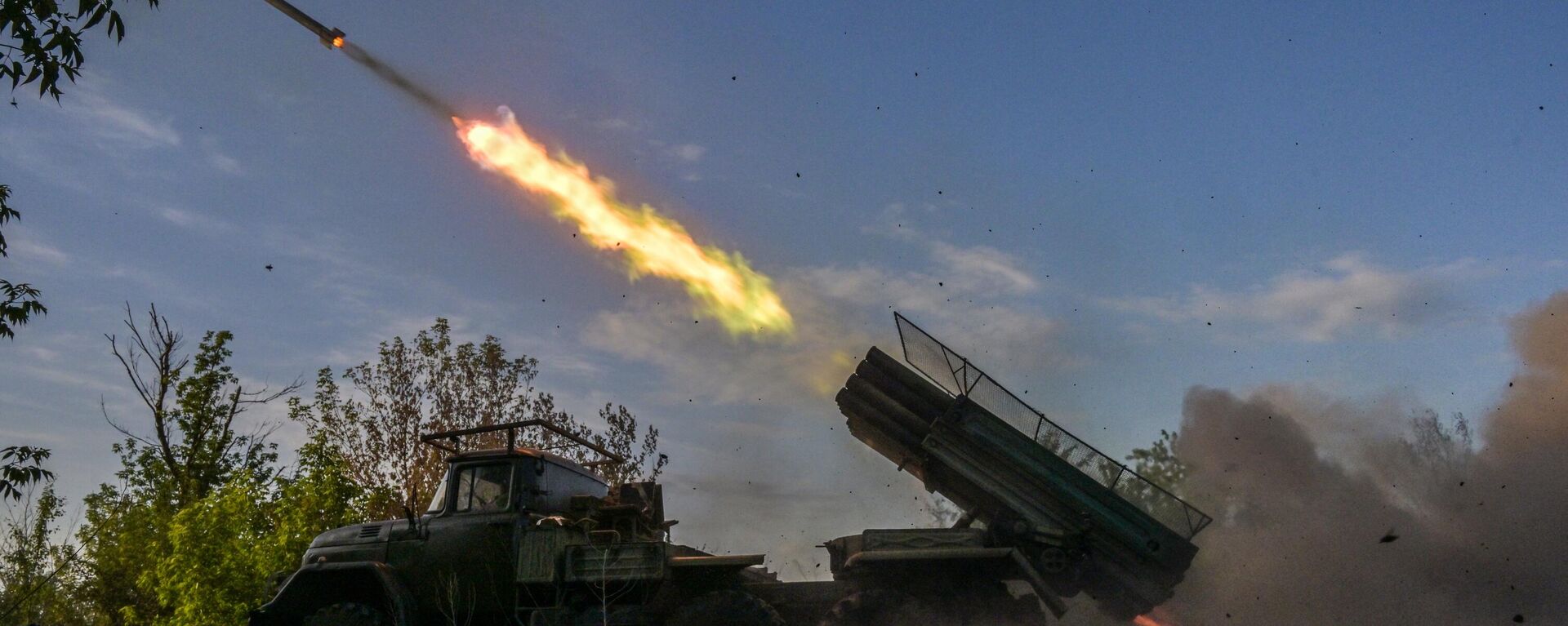 Russian servicemen of the 85th Separate Motor Rifle Brigade, 2nd Army Corps, fire a 9K55 Grad 1 multiple rocket launcher towards Ukrainian positions in the Artemovsk (Bakhmut) area of the frontline - Sputnik International, 1920, 06.06.2025