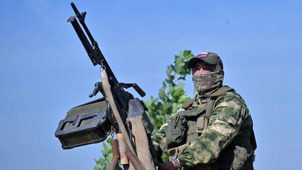 A Russian serviceman of the Central military district prepares to fire a machine gun at an air target amid Russia's military operation in Ukraine, at an unknown location, in Russia - Sputnik International