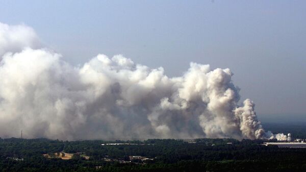 A mile-long wall of chlorine-tinged smoke covers the skyline from a chemical warehouse fire in Conyers, Ga., Tuesday, May 25, 2004 - Sputnik International