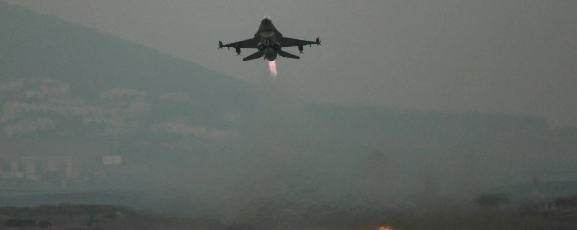 An Israeli warplane takes off for a mission in Lebanon from Ramat David air force base in northern Israel. - Sputnik International, 1920, 15.11.2024