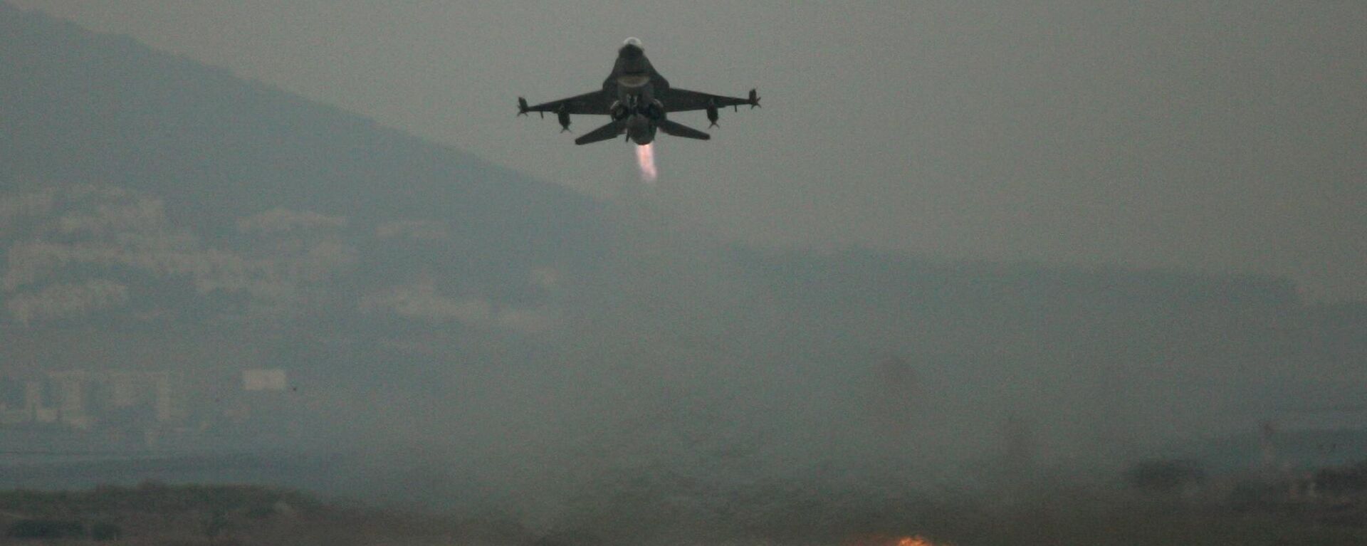 An Israeli warplane takes off for a mission in Lebanon from Ramat David air force base in northern Israel. - Sputnik International, 1920, 13.10.2024