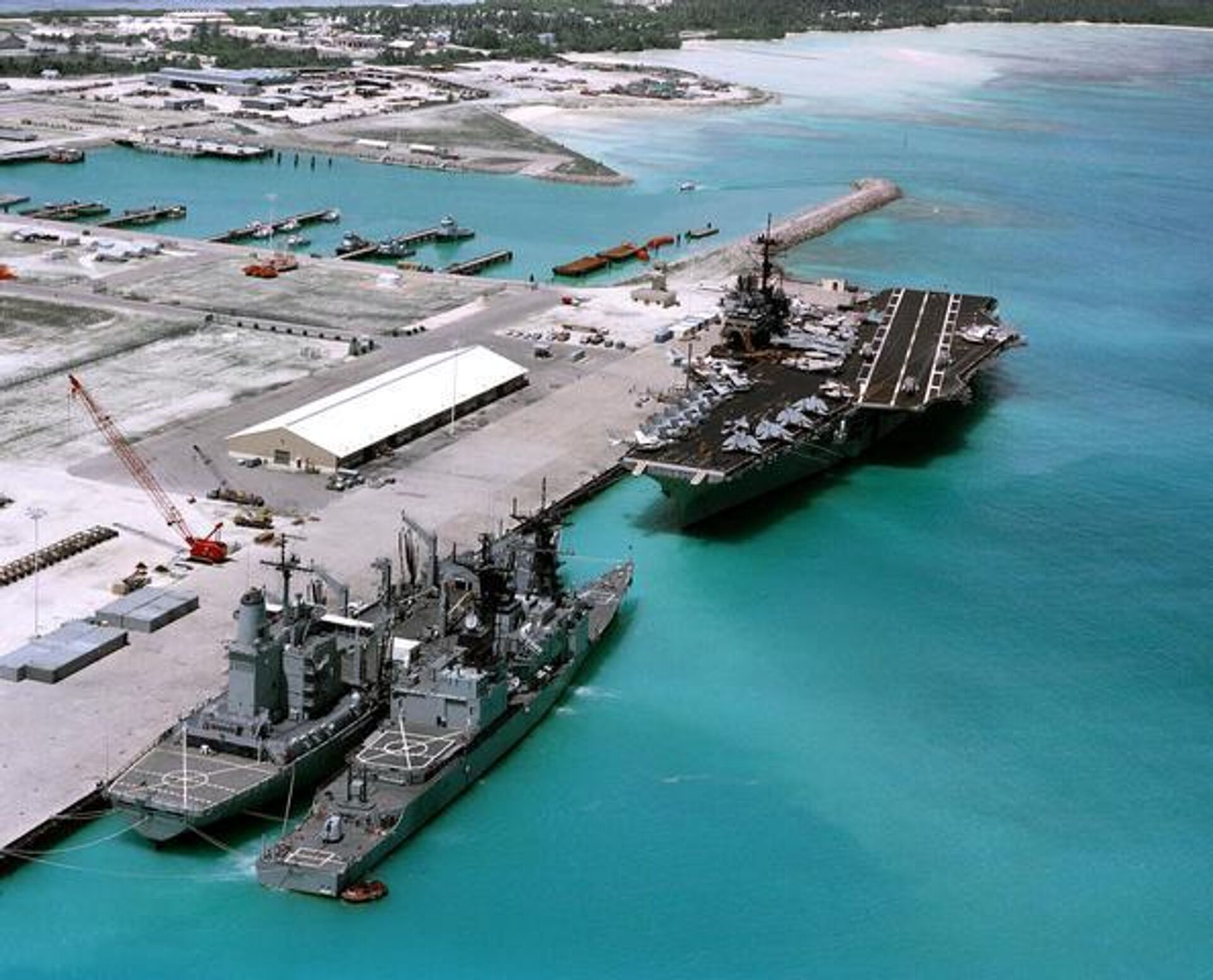 The USS SARATOGA (CV-60), accompanied by the USS SCOTT (DDG-995) and the USS MONOGAHELA (A0-178), becomes the first aircraft carrier to tie up to the ALPHA wharf. File photo. - Sputnik International, 1920, 05.10.2024