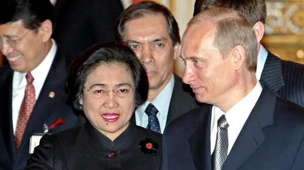 Russian President Vladimir Putin, right, and visiting Indonesian President Megawati Sukarnoputri speak during their meeting in the Moscow Kremlin, Monday, April 21, 2003 - Sputnik International