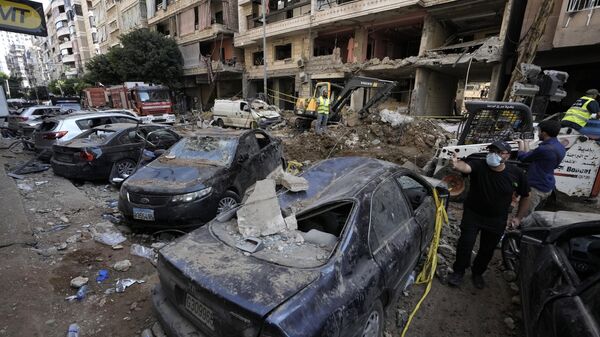 Damaged cars at the site of Friday's Israeli strike in Beirut's southern suburbs, Saturday, Sept. 21, 2024 - Sputnik International