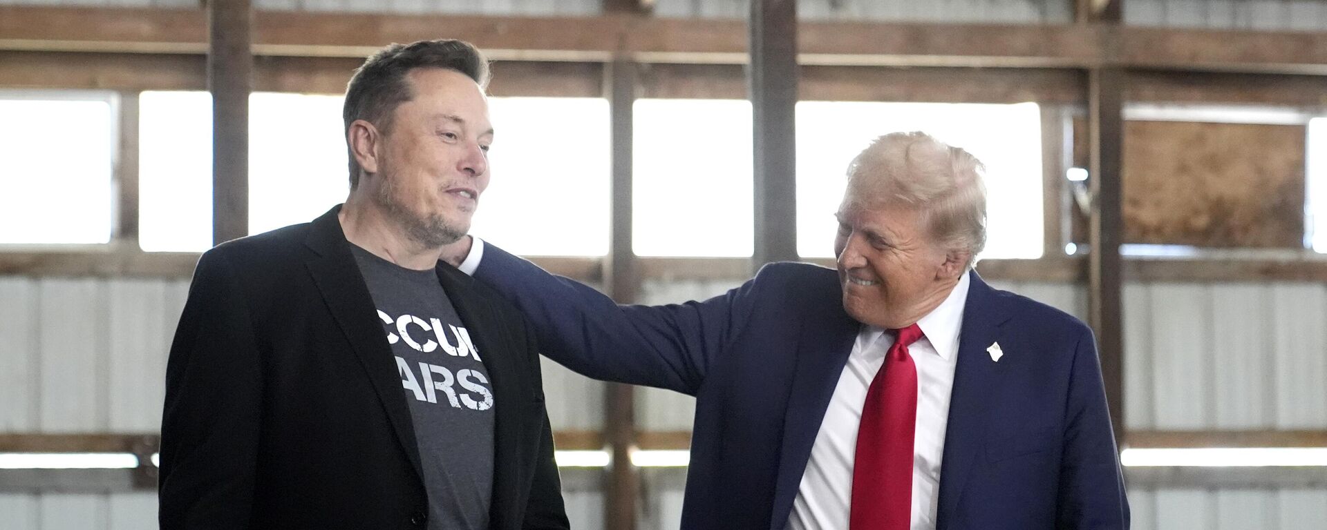 Tesla and SpaceX CEO Elon Musk, left, and Republican presidential nominee former President Donald Trump attend a campaign event at the Butler Farm Show, Saturday, Oct. 5, 2024, in Butler, Pa.  - Sputnik International, 1920, 06.10.2024