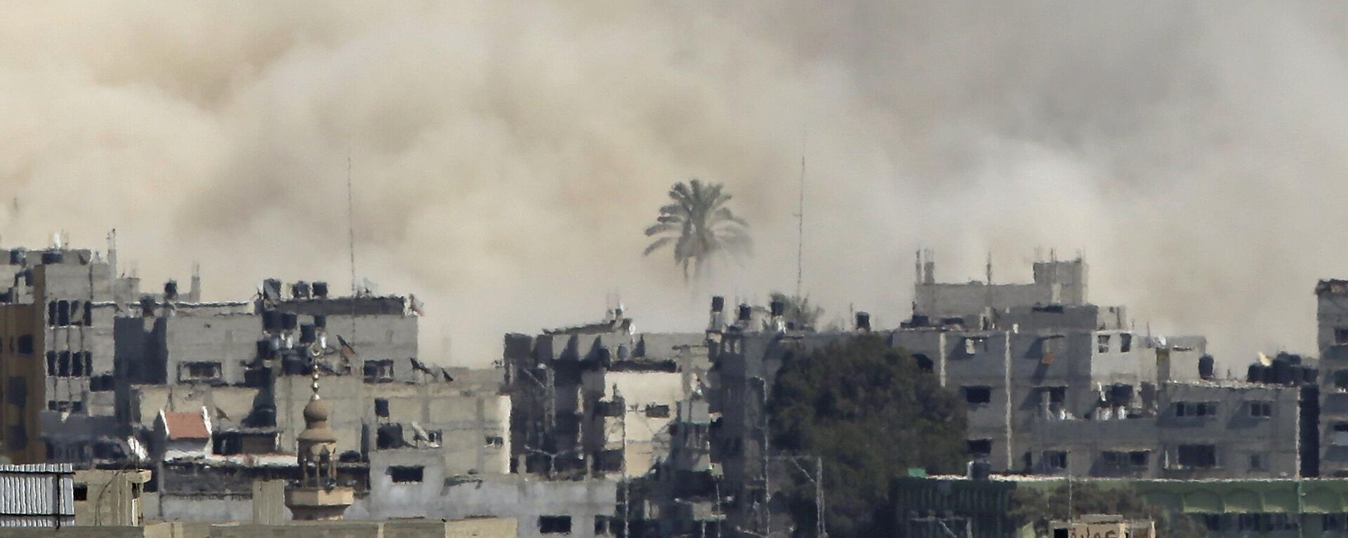 Smoke rises from an Israeli strike in Gaza City. - Sputnik International, 1920, 30.11.2024