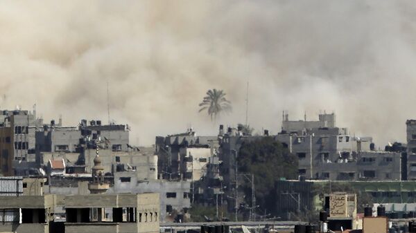 Smoke rises from an Israeli strike in Gaza City. - Sputnik International