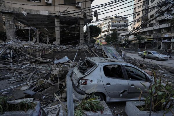 People look at the site of an Israeli airstrike in Dahiyeh, Beirut. - Sputnik International