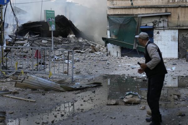 A man looks at a destroyed building where he had been living that was hit by an Israeli airstrike in Dahiyeh, Beirut. - Sputnik International