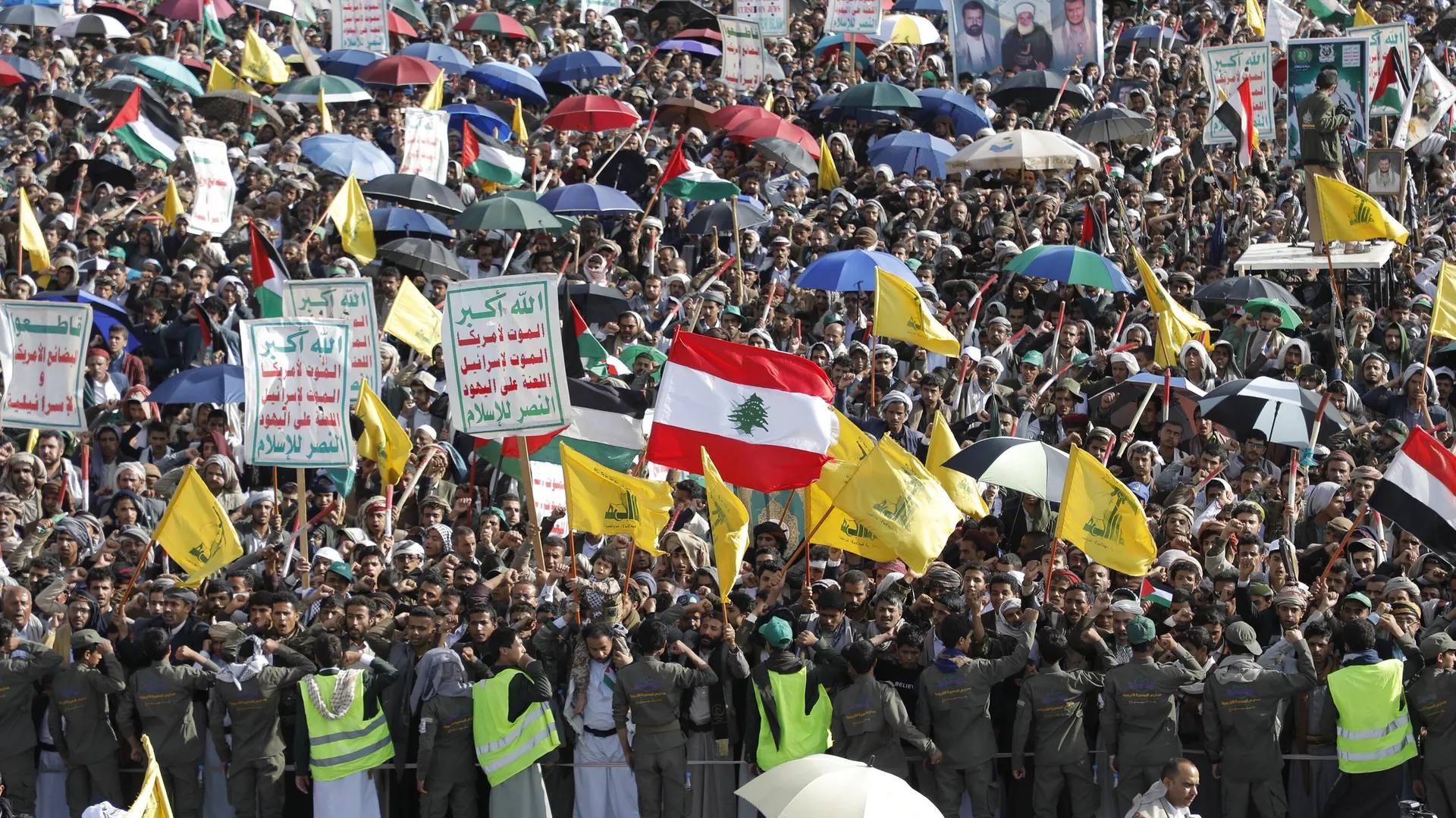 Houthi supporters raise flags and signs during an anti-Israel and anti-U.S. rally in Sanaa, Yemen, Friday, Sept. 27, 2024. Houthis' slogan reads in part death to Israel and America. - Sputnik International, 1920, 06.10.2024