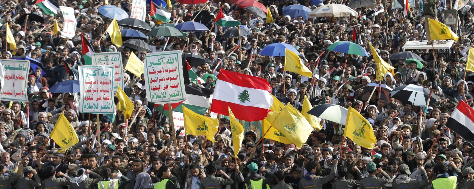 Houthi supporters raise flags and signs during an anti-Israel and anti-U.S. rally in Sanaa, Yemen, Friday, Sept. 27, 2024. Houthis' slogan reads in part death to Israel and America. - Sputnik International, 1920, 06.10.2024