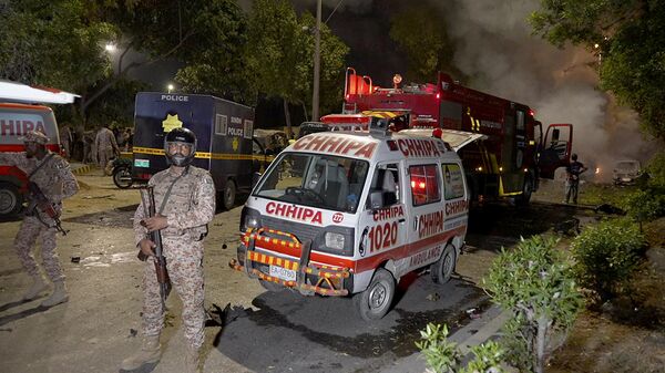 Paramilitary soldiers stand guard close to the site of an explosion that caused injuries and destroyed vehicles at outside the Karachi airport, Pakistan, Sunday, Oct. 6, 2024. (AP Photo/Mohammad Farooq) - Sputnik International