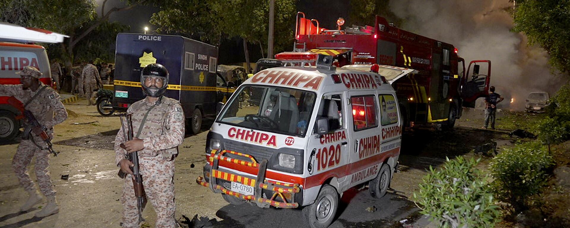 Paramilitary soldiers stand guard close to the site of an explosion that caused injuries and destroyed vehicles at outside the Karachi airport, Pakistan, Sunday, Oct. 6, 2024. (AP Photo/Mohammad Farooq) - Sputnik International, 1920, 06.10.2024