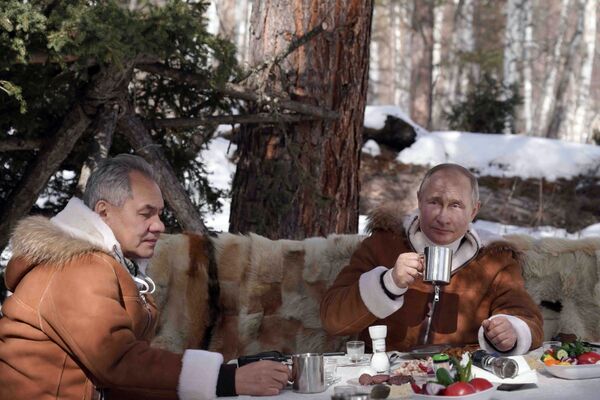 President Putin and then Defense Minister Sergei Shoigu during a rest in the taiga. - Sputnik International