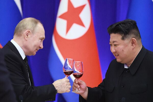 Russian President Vladimir Putin and Chairman of State Affairs of the Democratic People&#x27;s Republic of Korea Kim Jong un during a state reception in Vladimir Putin&#x27;s honor at the Monnangwan Reception House. - Sputnik International