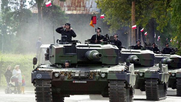 Polish soldiers parade through the streets of Swietoszow, in southwestern Poland in their Leopard tanks that they received Monday, Sept. 16, 2002  from the German Bundeswehr in a deal that is to help Poland's army upgrade to NATO requirements.  - Sputnik International