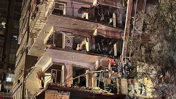 A rescue worker checks a damaged building hit by an Israeli strike in a residential building in Damascus, Syria, Tuesday, Oct. 8, 2024. (AP Photo/Omar Sanadiki) - Sputnik International