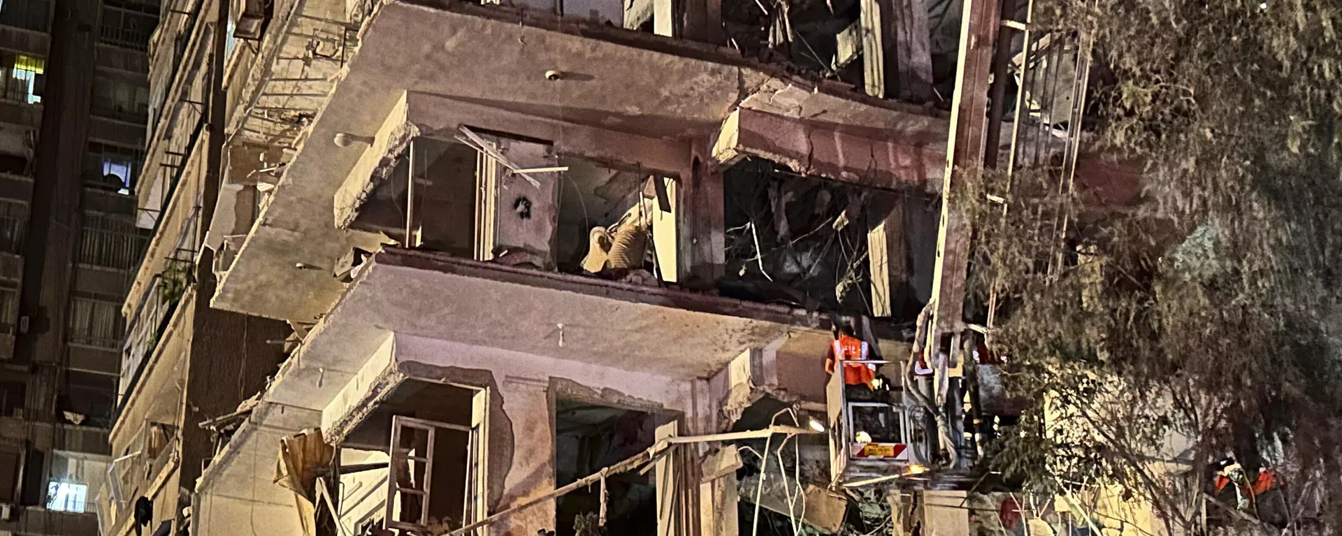 A rescue worker checks a damaged building hit by an Israeli strike in a residential building in Damascus, Syria, Tuesday, Oct. 8, 2024. (AP Photo/Omar Sanadiki) - Sputnik International, 1920, 11.11.2024